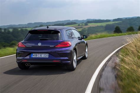 Volkswagen Scirocco su strada curve