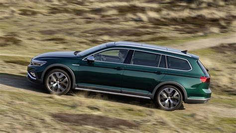 Volkswagen Passat Alltrack vista laterale con protezioni in plastica