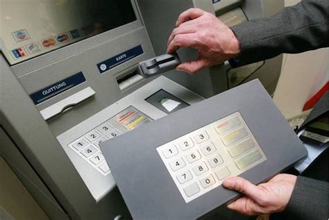 Skimmer per carte di credito al distributore
