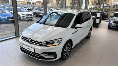 Veicolo Volkswagen Touran parcheggiato in un garage sicuro