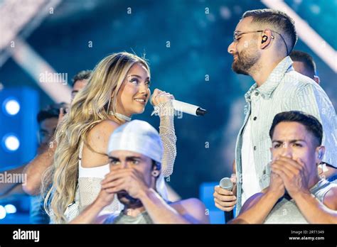 Rocco Hunt e Ana Mena che sorridono durante un concerto