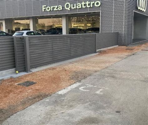 Cancello di una concessionaria con cartello 