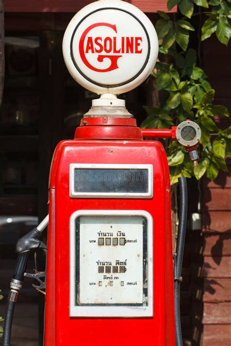 Immagine di una pompa di benzina storica con la dicitura 