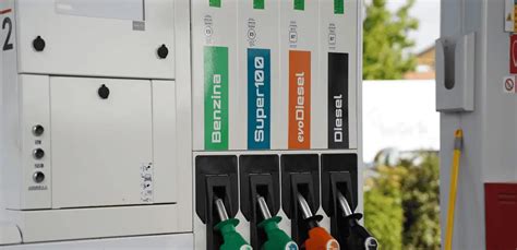 Infografica che mostra la differenza tra benzina con basso e alto numero di ottano.
