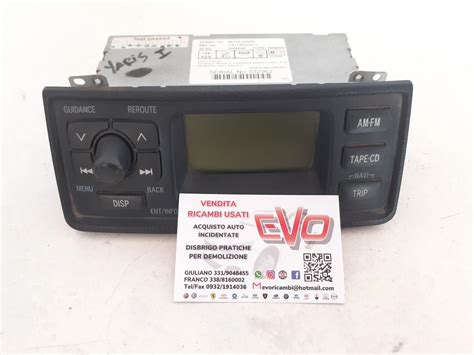 Interno di una Toyota Yaris del 2001 con autoradio originale