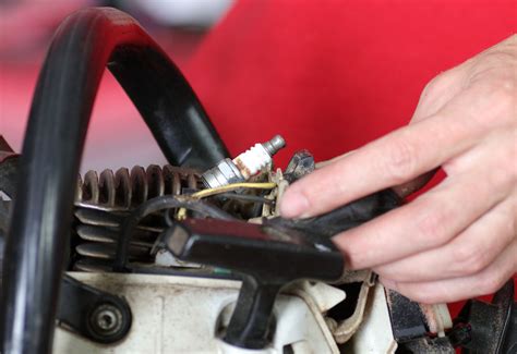 Manutenzione della candela della motosega