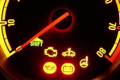 cruscotto auto con spia chiave inglese illuminata