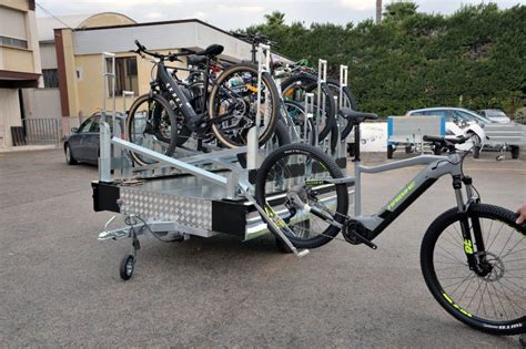 Auto con rimorchio per biciclette