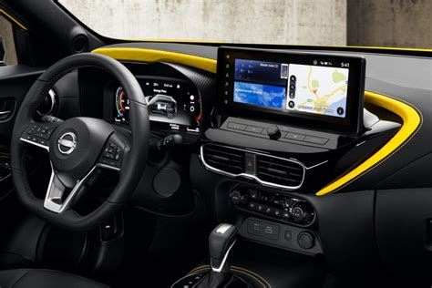 Interno di una Nissan Juke con il sistema multimediale in evidenza
