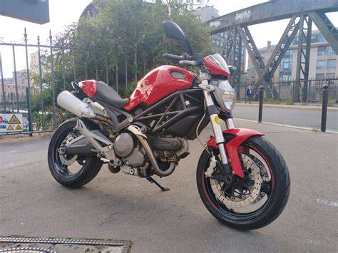 Dettaglio cruscotto digitale Ducati Monster 696