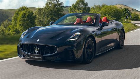 Maserati GranCabrio V6 Trofeo in una strada panoramica