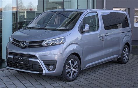Dettaglio frontale Toyota Proace Verso