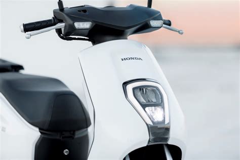 Scooter Honda in un contesto urbano
