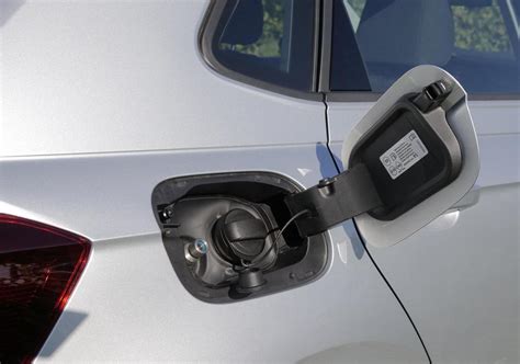 Dettaglio del bocchettone di rifornimento metano su una Volkswagen Golf TGI