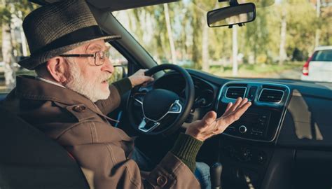 Proprietario anziano felice alla guida di una Volkswagen Up! GTI