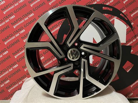 Dettaglio cerchi in lega 17 pollici Volkswagen Up! GTI