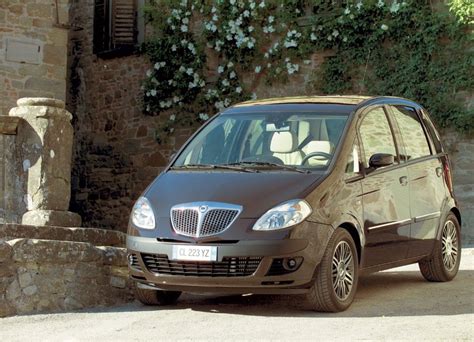 Lancia Musa parcheggiata in un contesto urbano