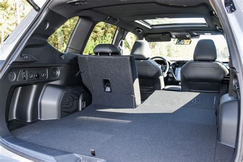 Interni spaziosi della Subaru Forester con passeggeri posteriori