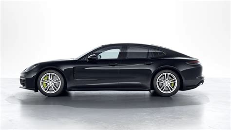Porsche Panamera 4 E-Hybrid in primo piano