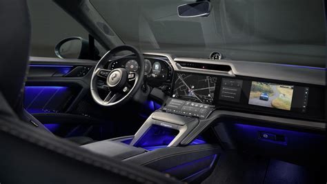 Interni della Porsche Panamera con display digitali