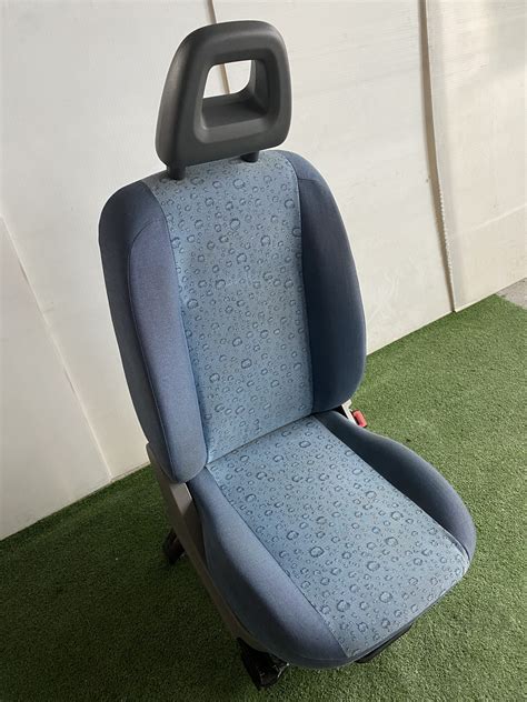Interno di un'Opel Zafira B con sedile lato guida