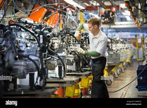 Veicoli a motore in produzione in una fabbrica