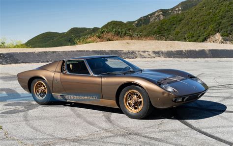 Lamborghini Miura in un paesaggio