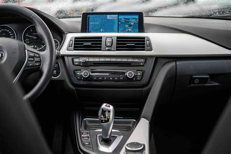 Interno di una BMW Serie 3 F31 con cambio automatico