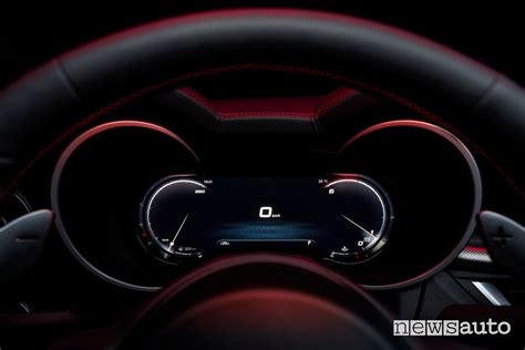 Ford GT in modalità Sport, evidenziando il cruscotto digitale configurabile