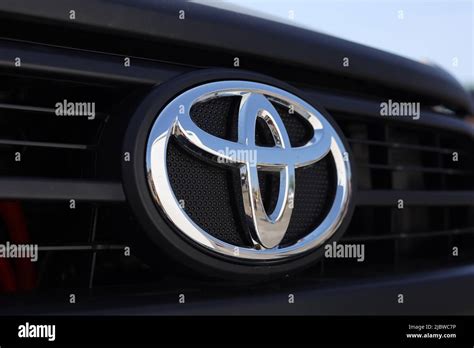 Dettaglio del logo ibrido Toyota