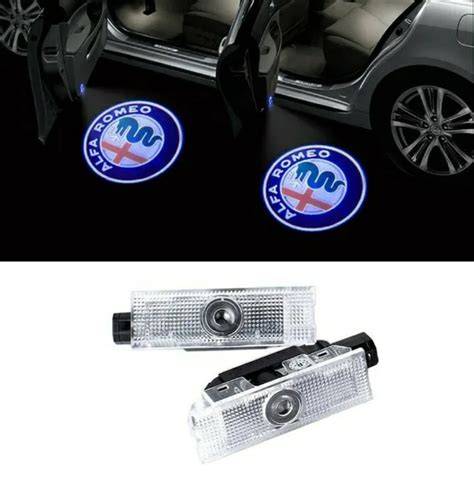 Fiat Idea parcheggiata di notte con sottoporta illuminati
