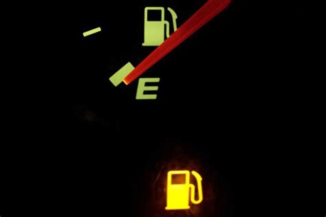 Spia della riserva carburante sul cruscotto