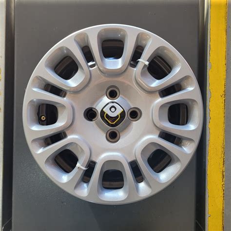 Fiat Panda con cerchi rovesciati
