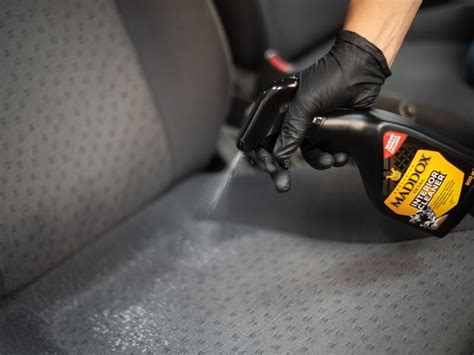 Flacone di detergente per interni auto senza silicone