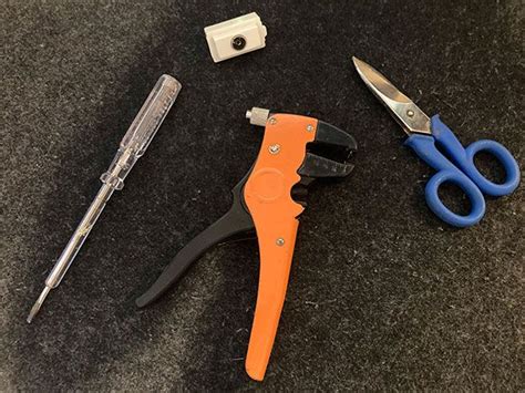 strumenti necessari per installazione presa 12V