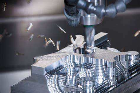 Utensile di fresatura CNC che lavora un blocco motore