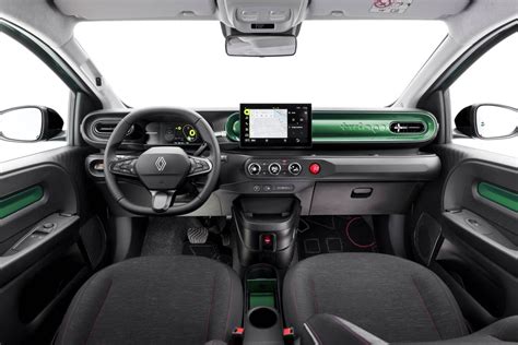 abitacolo interno Renault Clio con schermi da 10 pollici