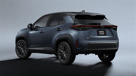 Toyota Yaris Cross in contesto urbano con famiglia