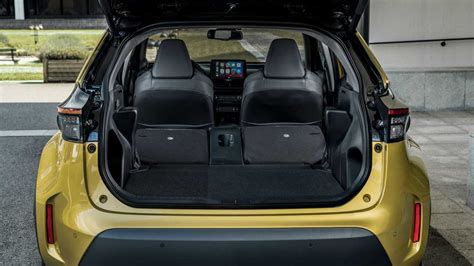 Bagagliaio Toyota Yaris Cross con passeggino