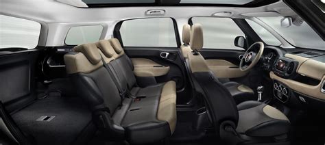 Fiat 500L interni con vista sui sedili anteriori