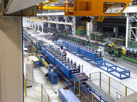 panoramica di una moderna linea di produzione di pneumatici in una fabbrica hi-tech