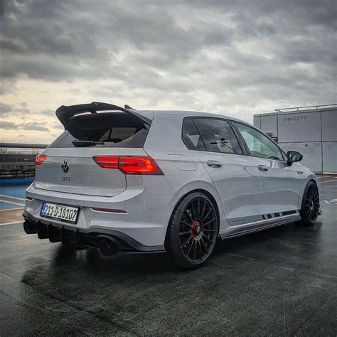 Volkswagen Golf 8 GTI esterna in Grigio Nardo