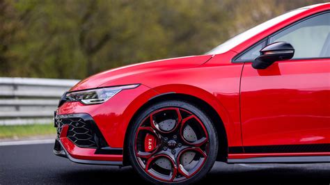Dettagli del frontale della Golf 8 GTI con linea rossa e fari LED