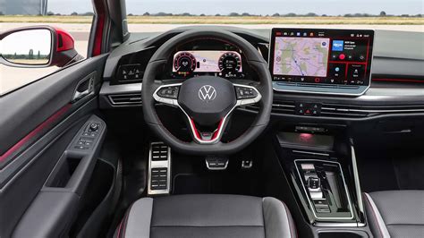 Dettaglio del volante della Golf 8 GTI e del digital cockpit