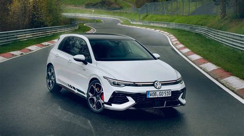 Volkswagen Golf 8 GTI parcheggiata