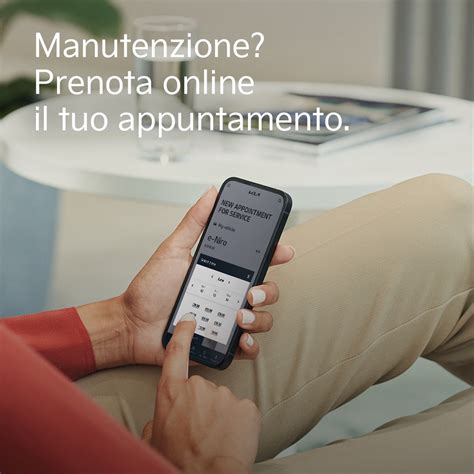 Cliente che prenota un appuntamento online per la manutenzione della moto