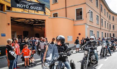 Vista esterna dello stabilimento Moto Guzzi a Mandello del Lario