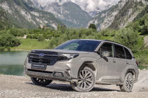 Subaru Forester in un paesaggio montano