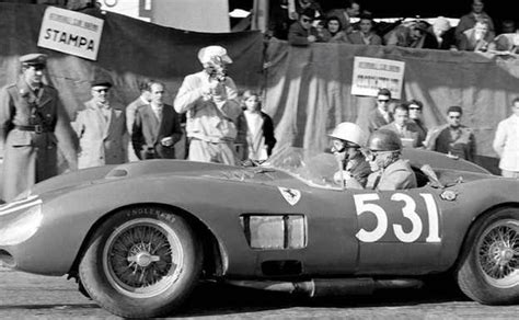 Alfonso de Portago con una Ferrari
