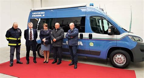 Furgone della polizia con allestimento interno